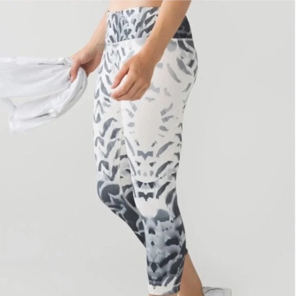 lululemon athletica Pants - Lululemon wunder under crop pretty plume angel wing black leggings size 6
